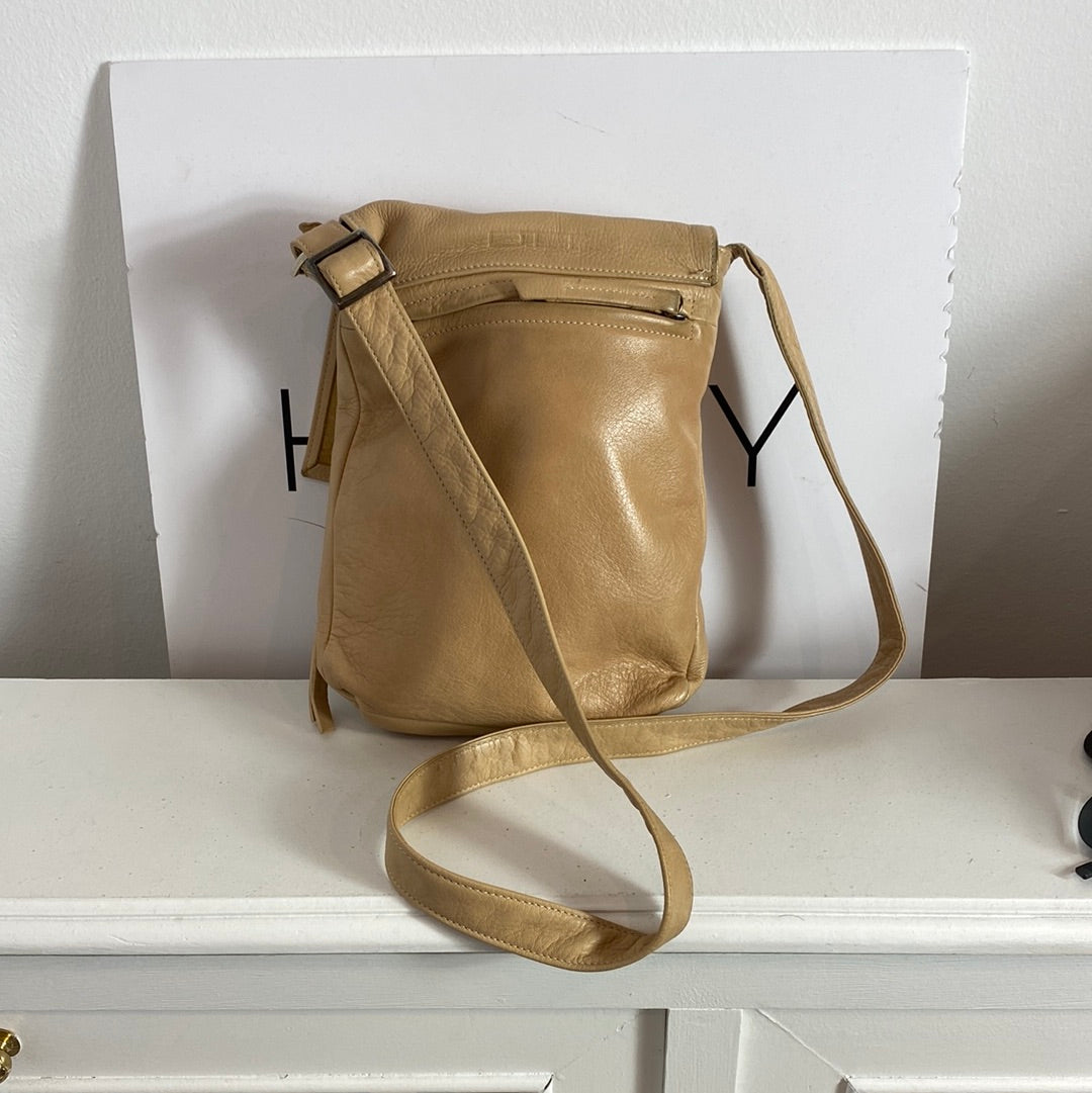 OTRAS. Bandolera piel beige