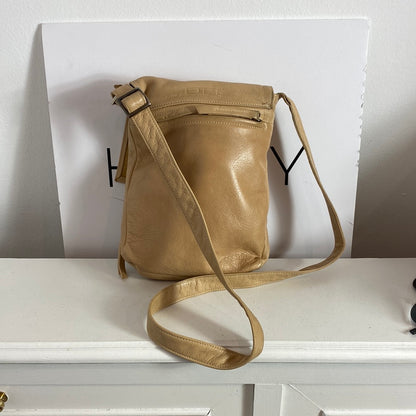 OTRAS. Bandolera piel beige