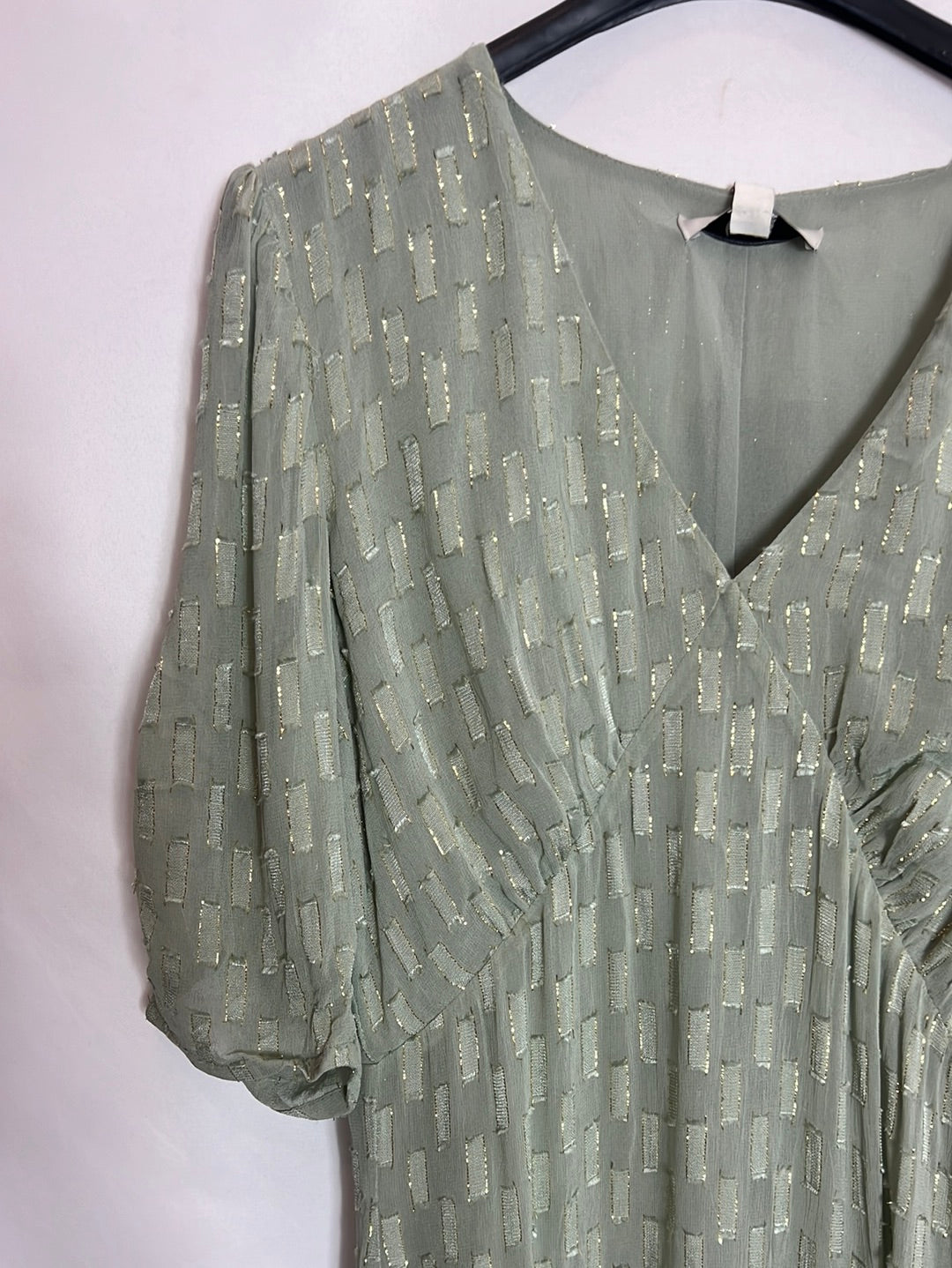 INTROPIA. Light green midi dress with gold threads. TS
