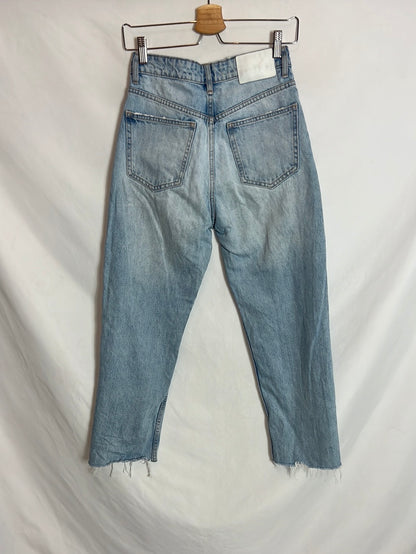 ZARA. Denim estilo mom fit abotonado. T 36