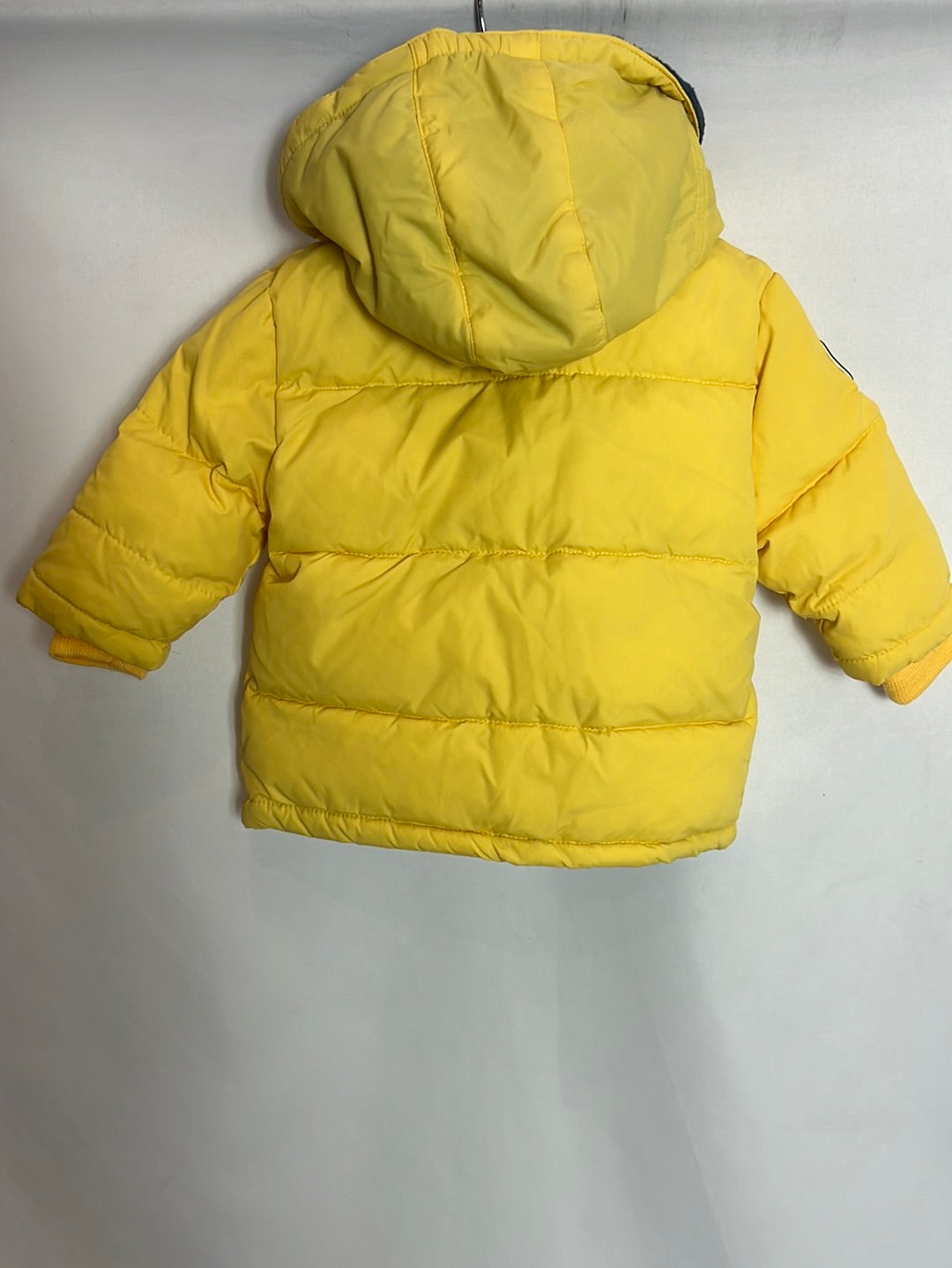 SFERA. Plumas amarillo capucha. T 6-12 meses