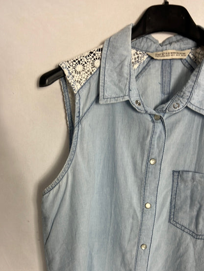 BERSHKA. Camisa denim sin mangas T.M
