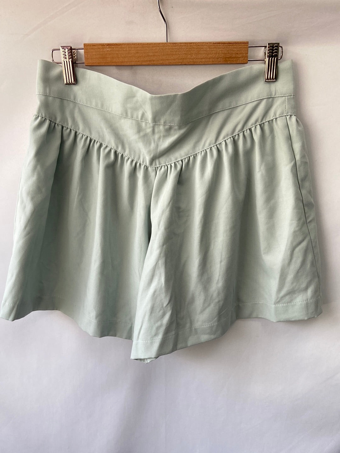 BELAQUE.Bermuda tono pastel detalle botones. T.S