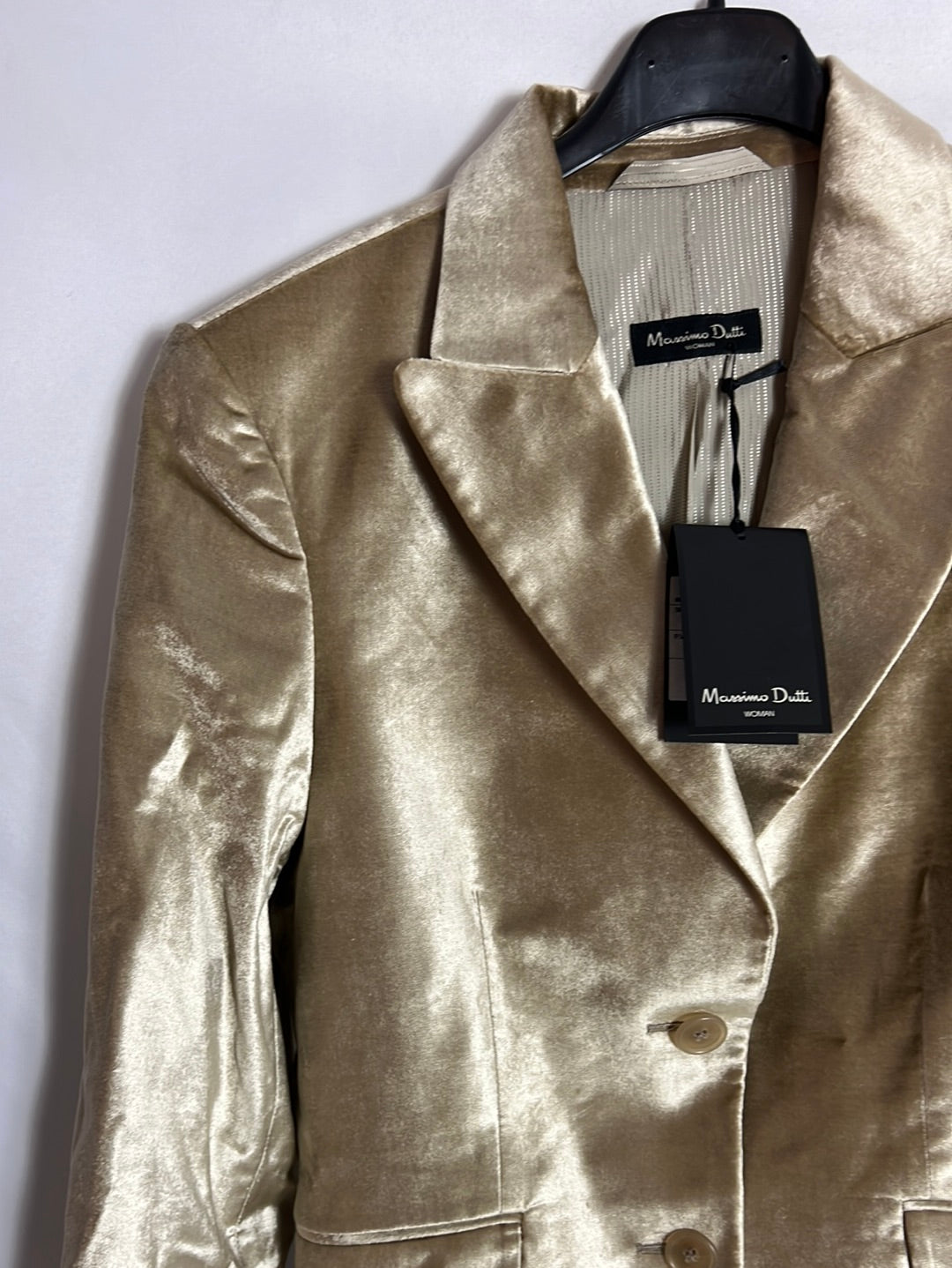 MASSIMO DUTTI. Blazer dorada textura. T 40