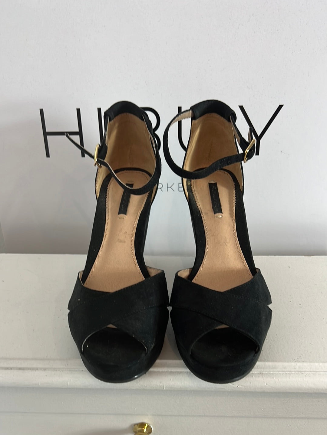 PULl&BEAR. Sandalia antelina negra T.38