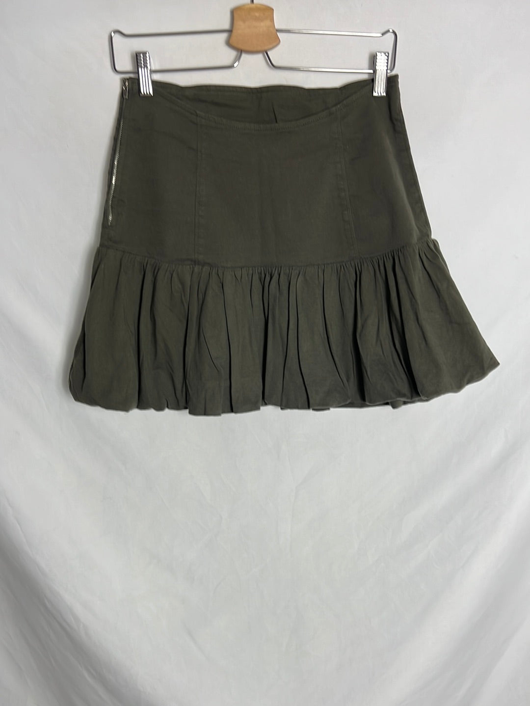 KILLAH. Short green ruffled skirt. TL