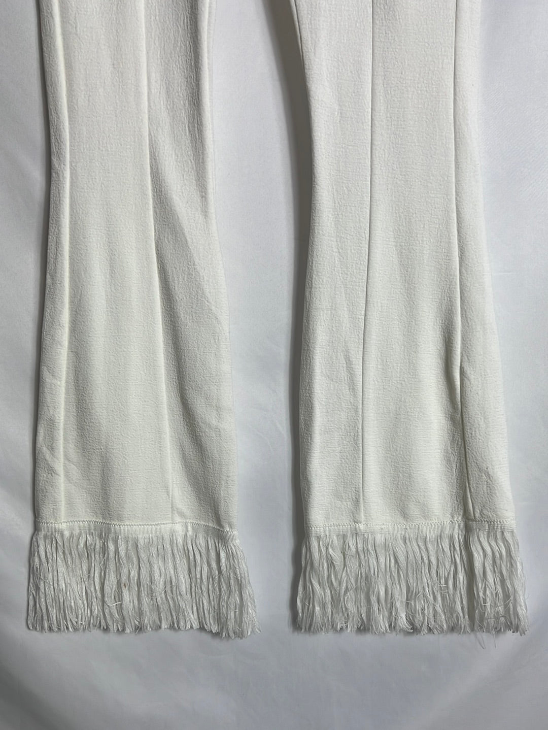 ZARA. Pantalón textura blanco flecos. T S