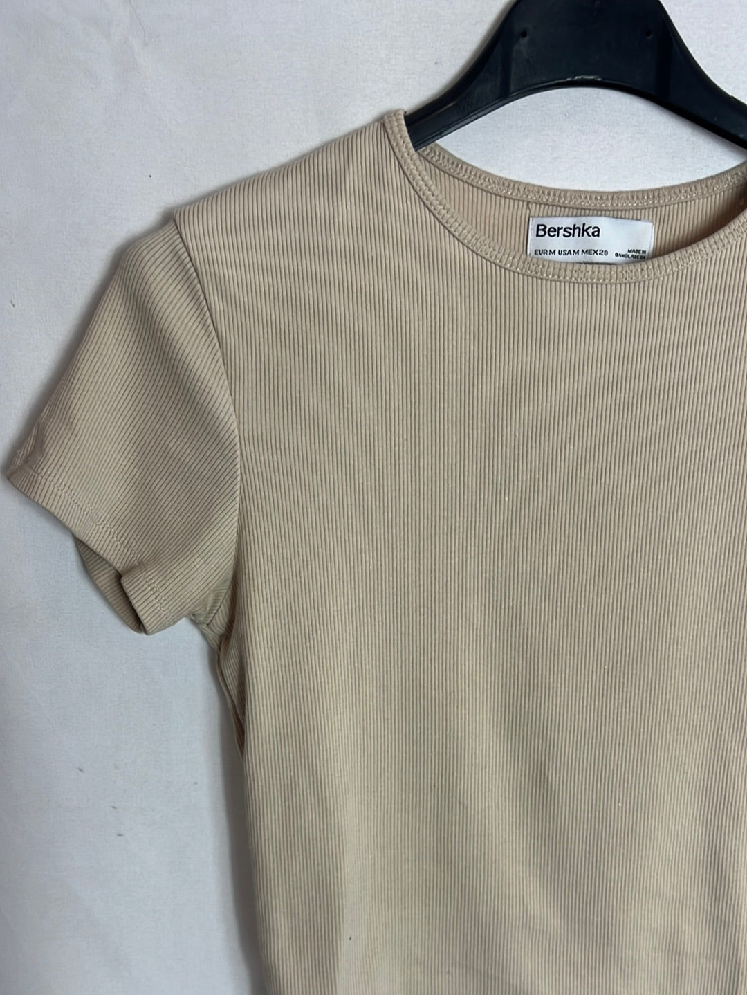 BERSHKA. camiseta beige canalé T.m