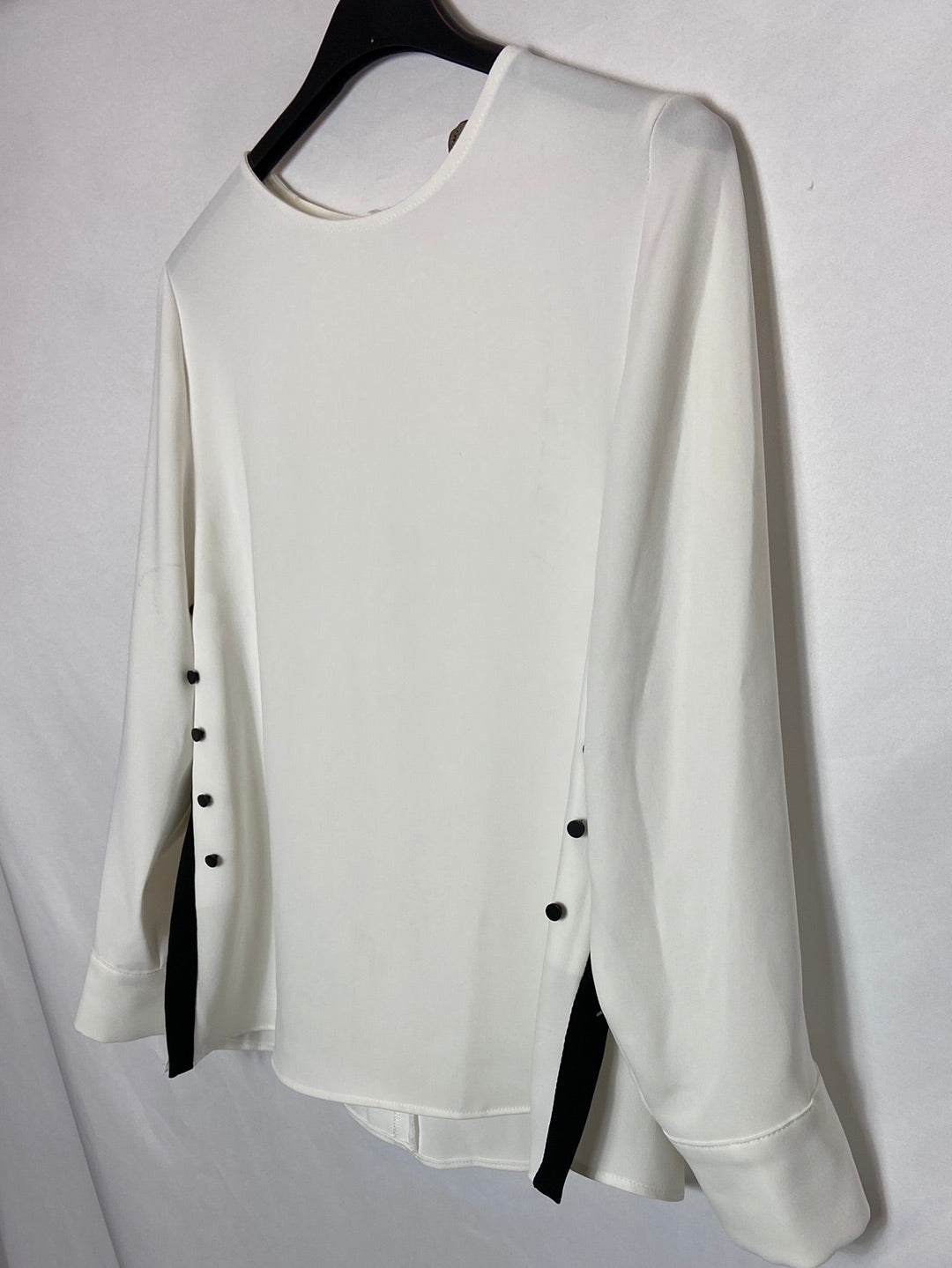 ZARA. Blusa blanca botones a los lados. T.XS
