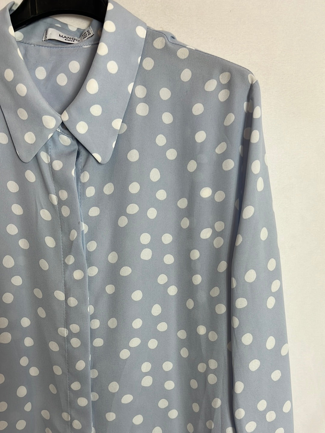MANGO. Blusa azul claro lunares blancos. T XL