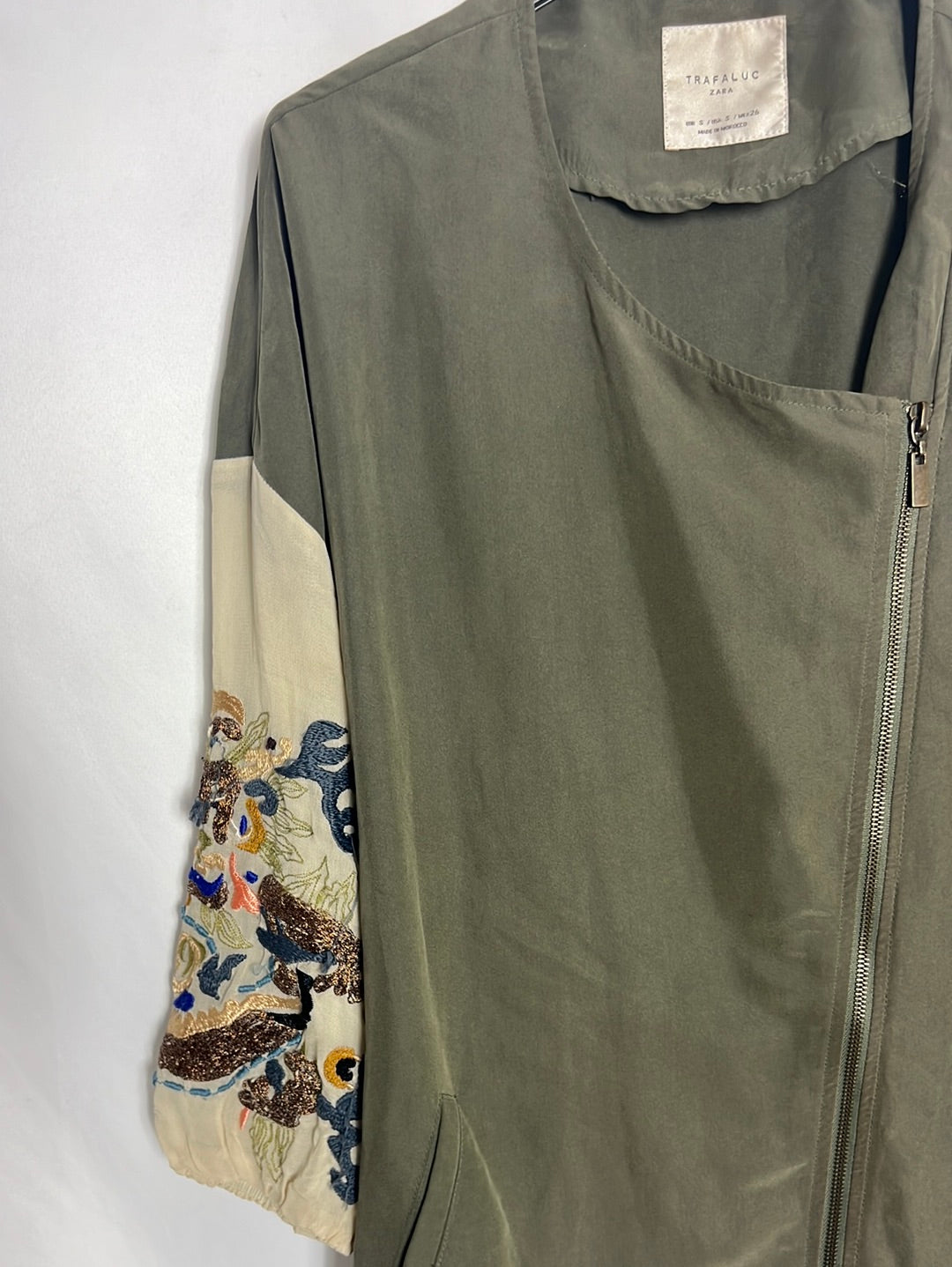 ZARA. Parka fina verde bordados mangas. T S