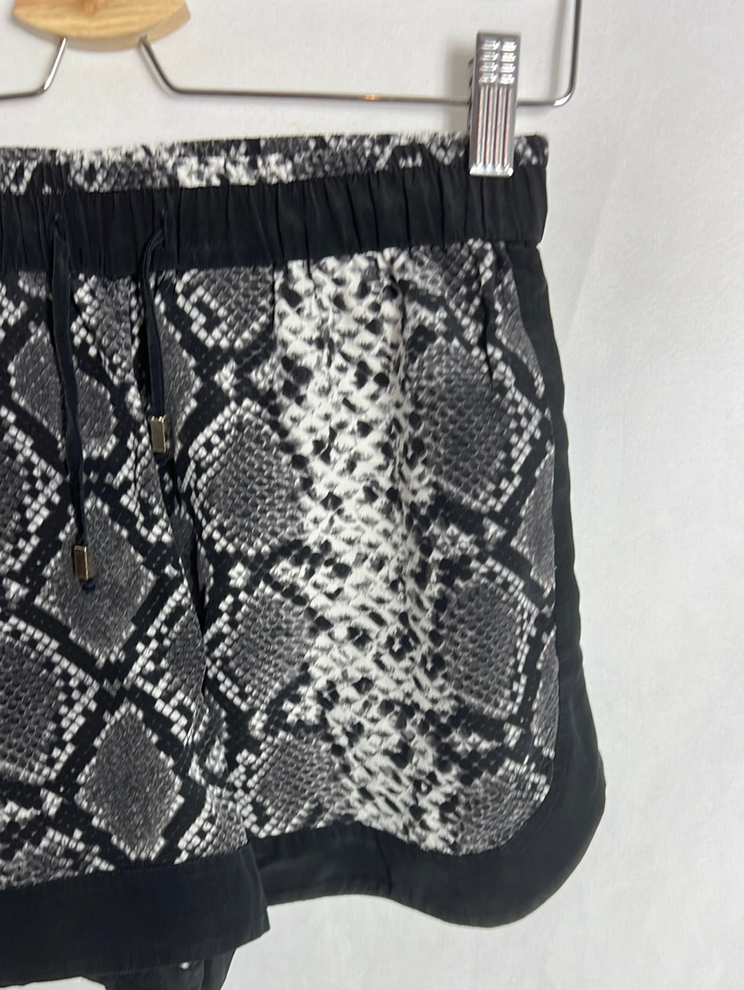 SANDRO. Shorts seda animal print. T 1 (S)