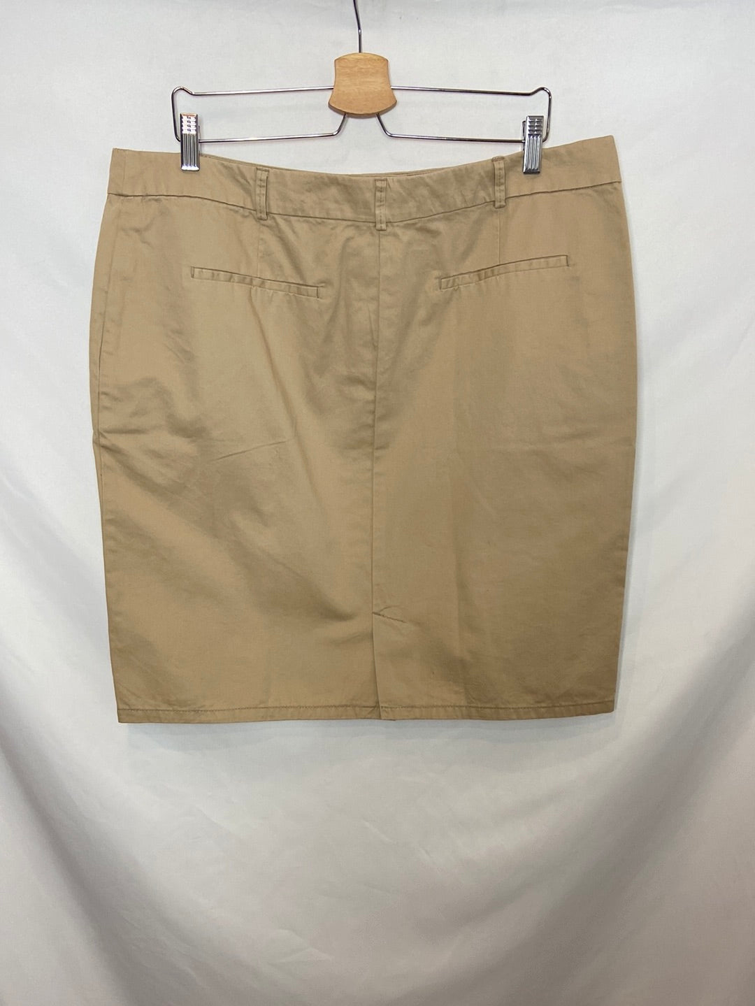 MILANO. Falda corta beige T. 48