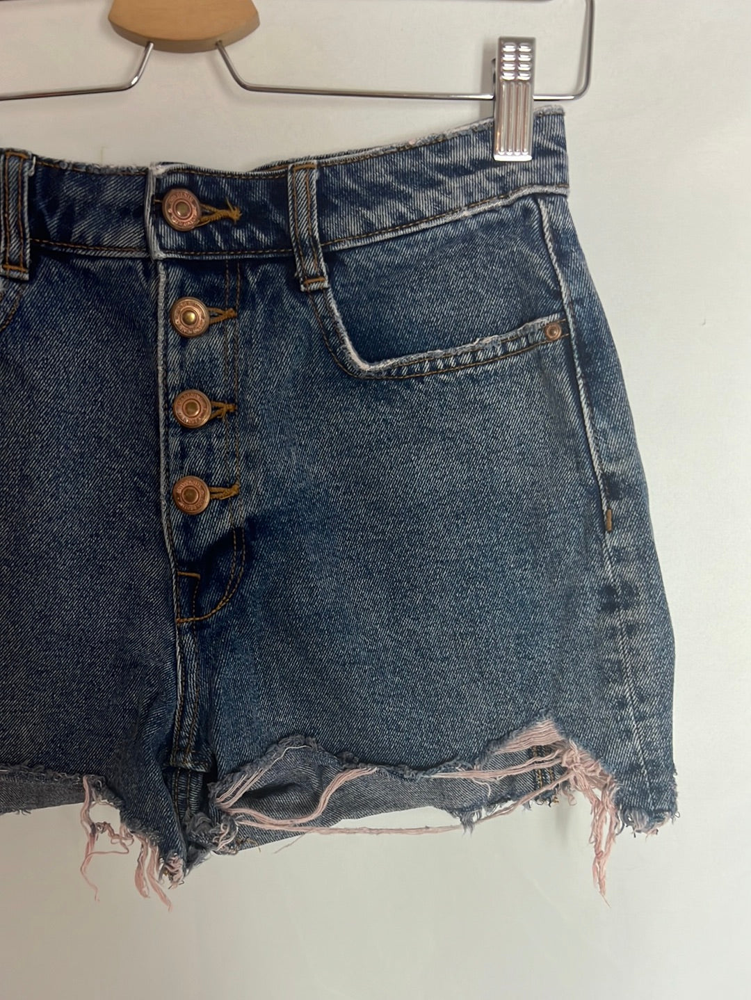 ZARA. Short denim deshilachado. T 36