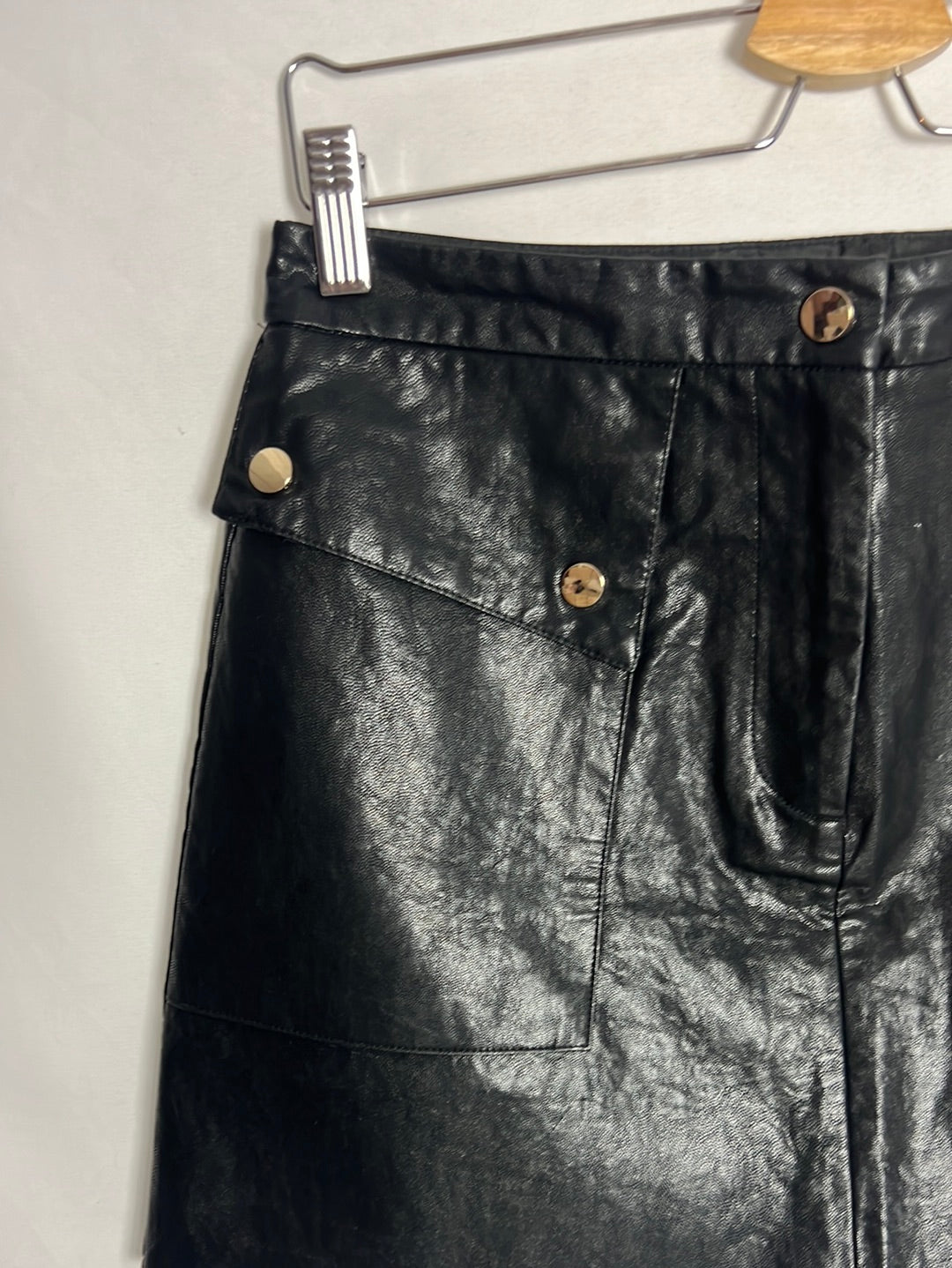 ZARA. Falda negra efecto piel. T M