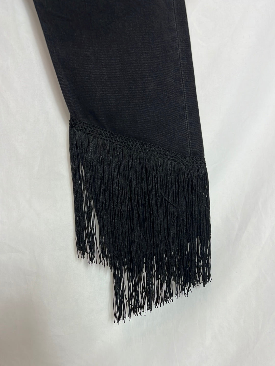 ZARA. Pantalón vaquero  recto flecos. T 36