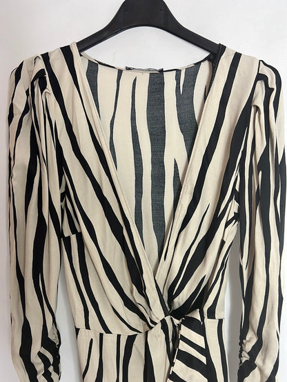 ZARA. Vestido corto beige y negro cruzado. T XS