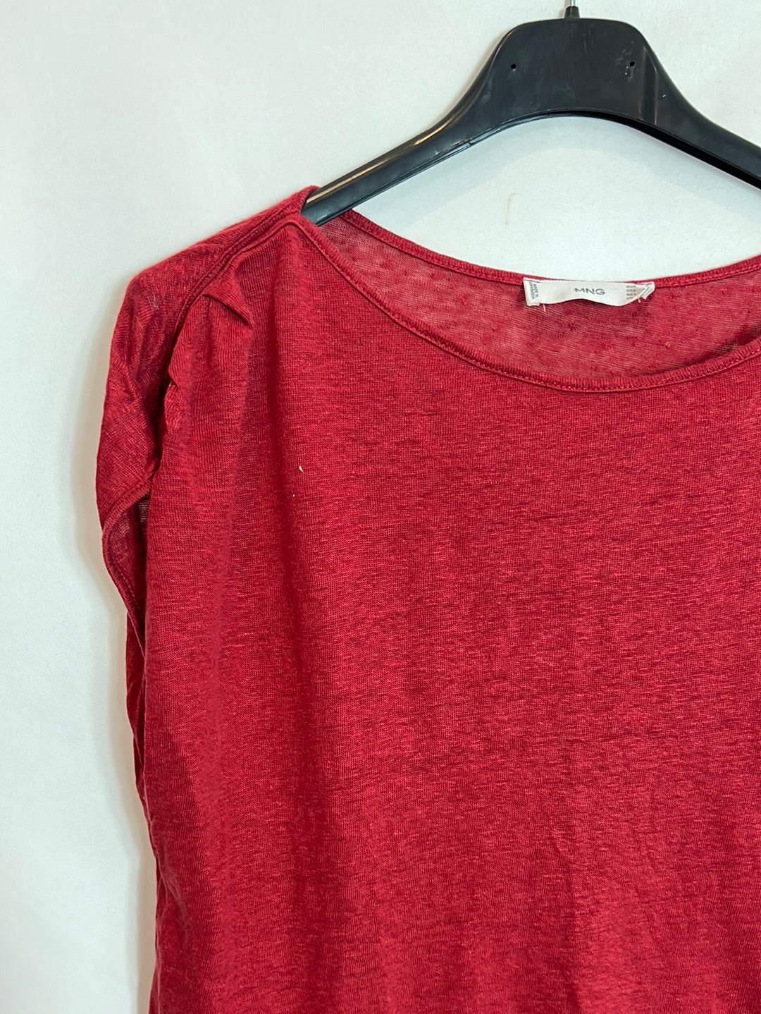 MANGO. Top rojo jaspeado detalle hombros. T S