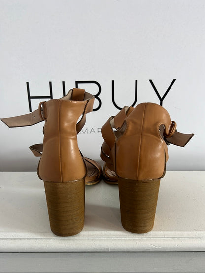 LES VANESSA. Sandalia camel tiras T.38