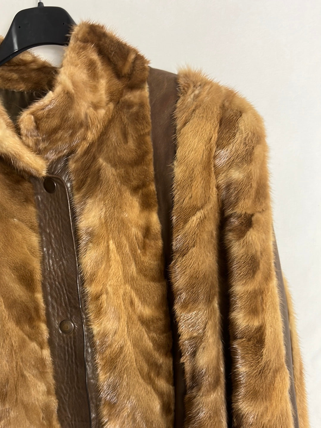 KAMOURASKA. Natural fur and brown leather coat. TM