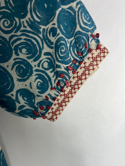 TALEYO. Vestido corto estampado y pedrería en la manga. T S