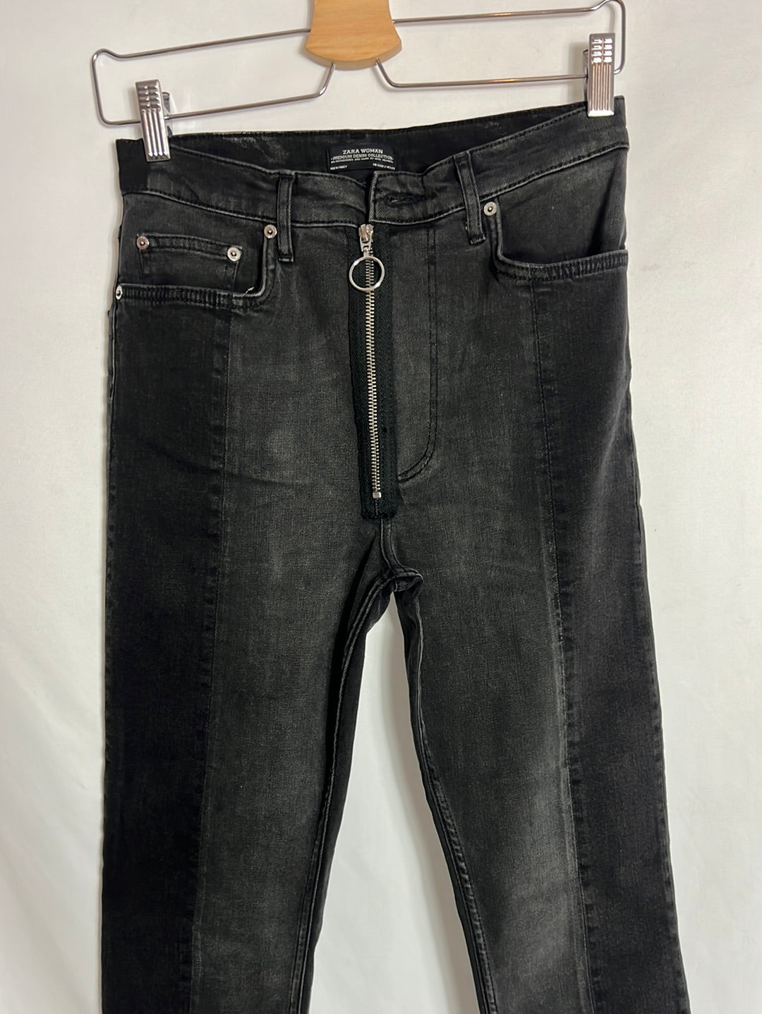 ZARA. Pantalón denim gris cremallera. T 34