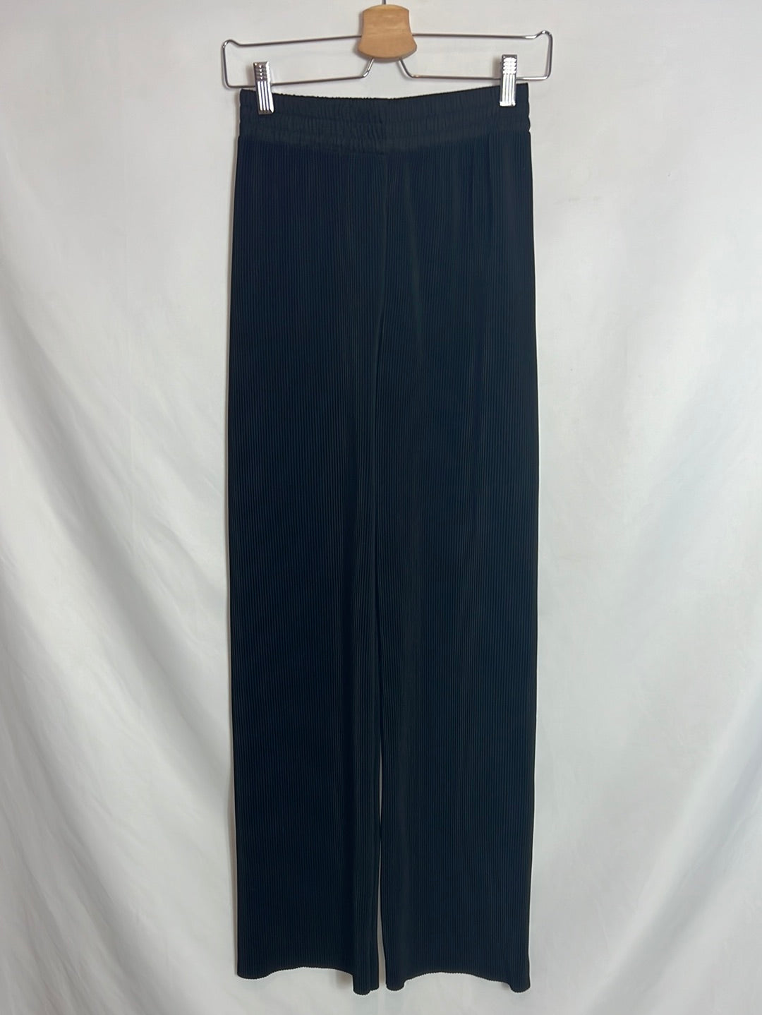MANGO. Pantalón plisado negro. T XS