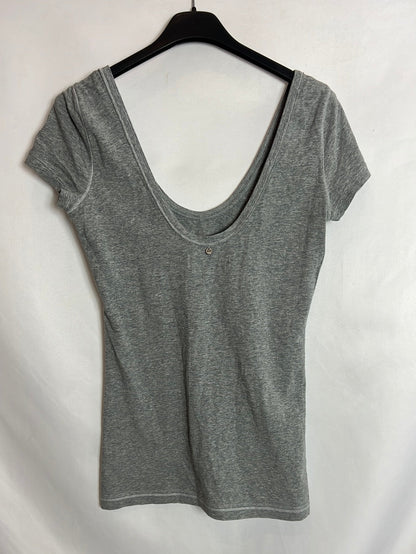 ABERCROMBIE&FITCH. Camiseta ajustada gris flecos. T M
