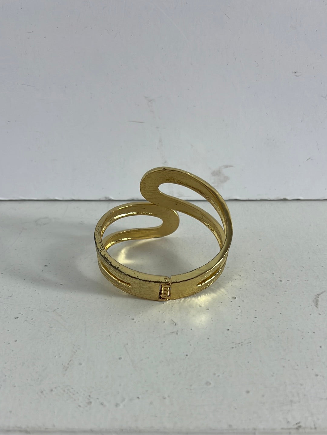 OTRAS. Pulsera dorada cruzada