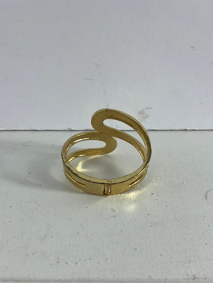 OTRAS. Pulsera dorada cruzada