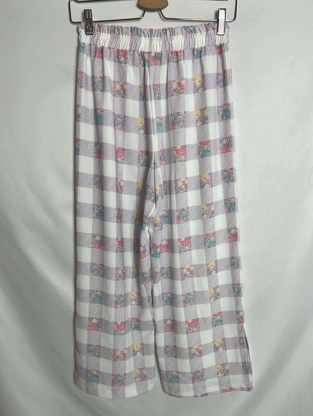 BABYLON. Total look: Vintage-style printed blouse and pants. TM 