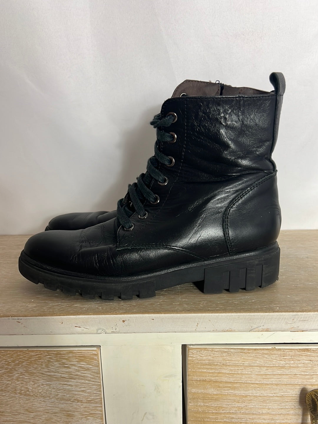 PATRICIA MILLER. Botines negros estilo militar. T 37