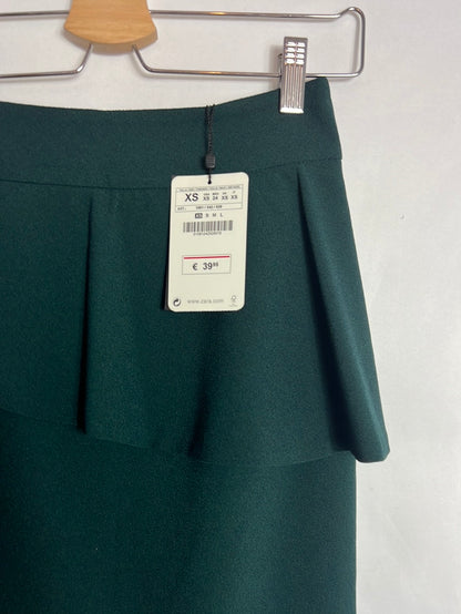 ZARA. Falda tubo verde volante. T XS