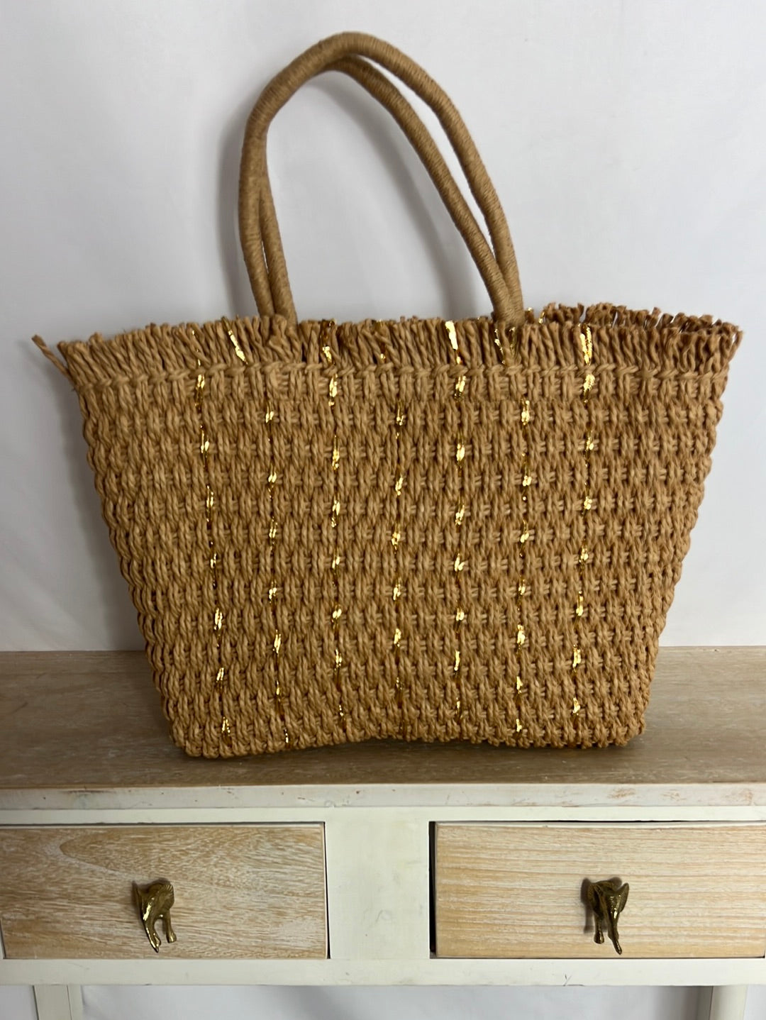 KIABI. Raffia basket with gold details (tara)