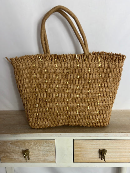 KIABI. Raffia basket with gold details (tara)