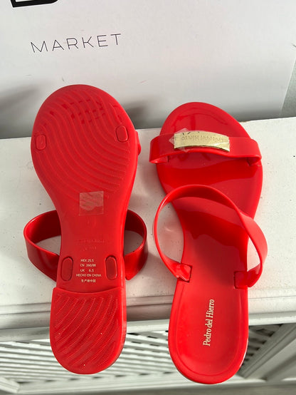 PEDRO DEL HIERRO. Sandalia plana goma roja. T L (40/41)