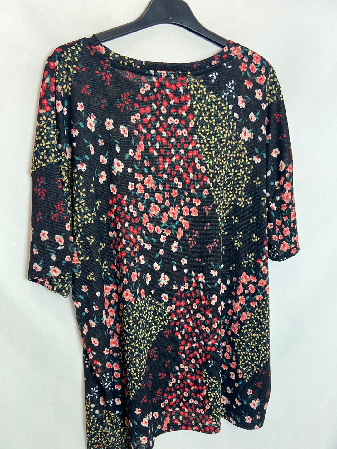 LEFTIES. Camiseta negra flores T.L