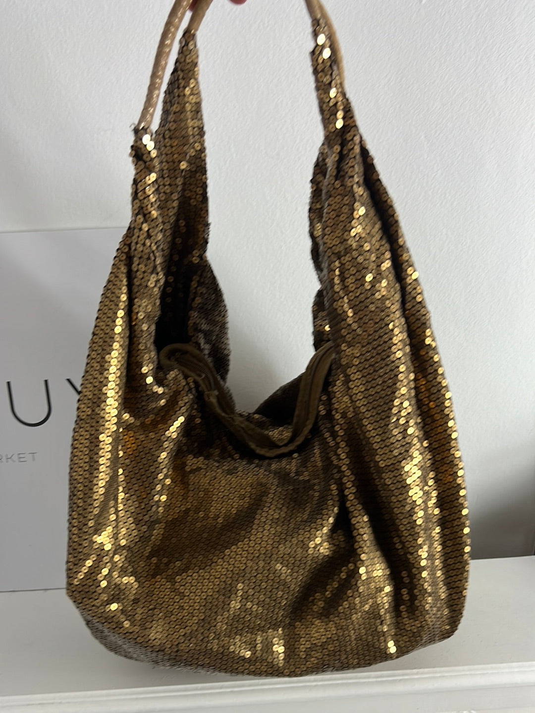 STRADIVARIUS. Bolso dorado lentejuelas