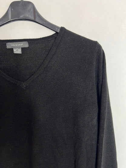 PRIMARK. Jersey negro cuello pico. T M