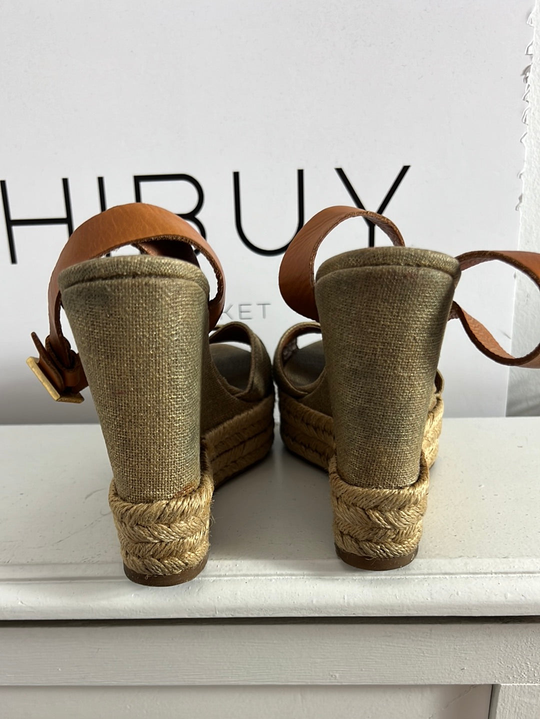 TORY BURCH. Cuñas tela tonos dorados. T 38