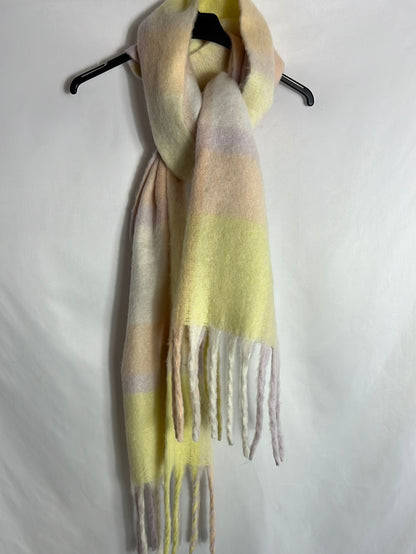 PIECES. Bufanda gruesa tonos pastel