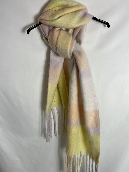 PIECES. Bufanda gruesa tonos pastel