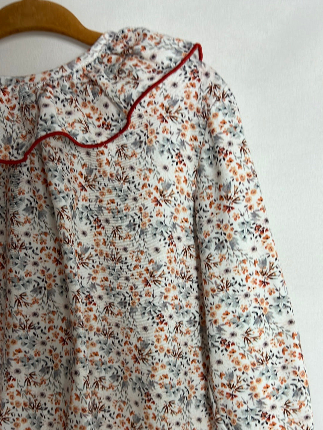 REGINA FOR KIDS. Blusa flores mini tonos naranjas. T 6 años