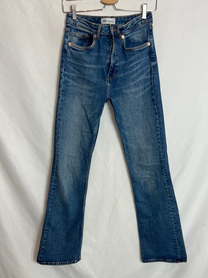ZARA. Pantalón denim acampanado. T 36