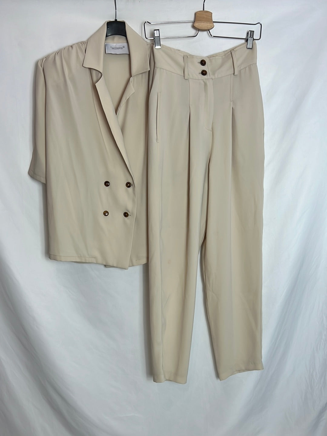 IQ. Total look: blazer and beige flowing trousers. TS/M (tare)