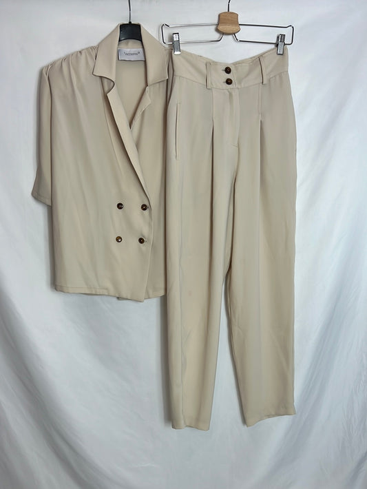 IQ. Total look: blazer and beige flowing trousers. TS/M (tare)