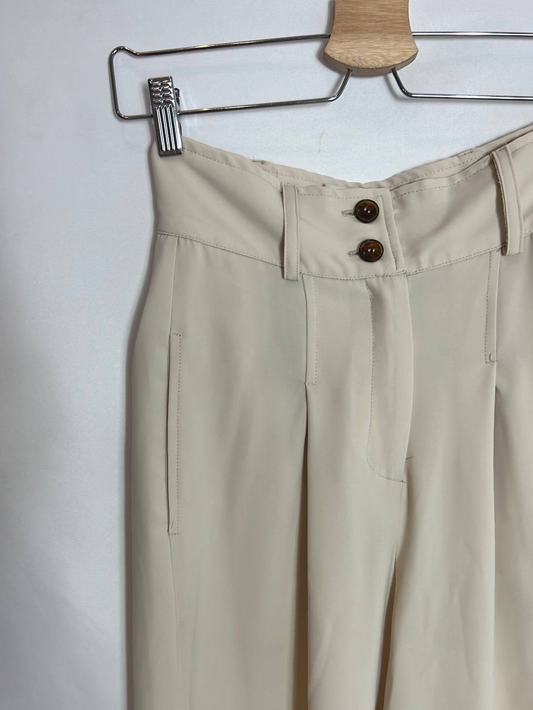 IQ. Total look: blazer and beige flowing trousers. TS/M (tare)