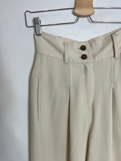 IQ. Total look: blazer and beige flowing trousers. TS/M (tare)