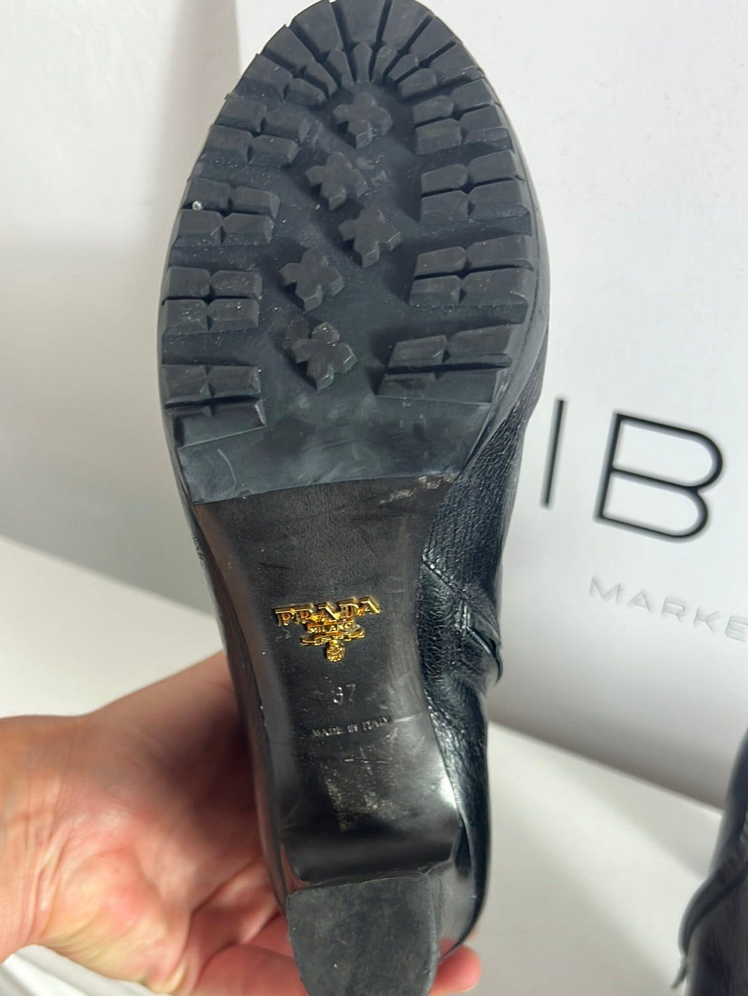 PRADA. Botines negros piel. T 37