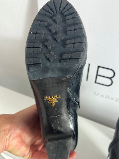 PRADA. Botines negros piel. T 37